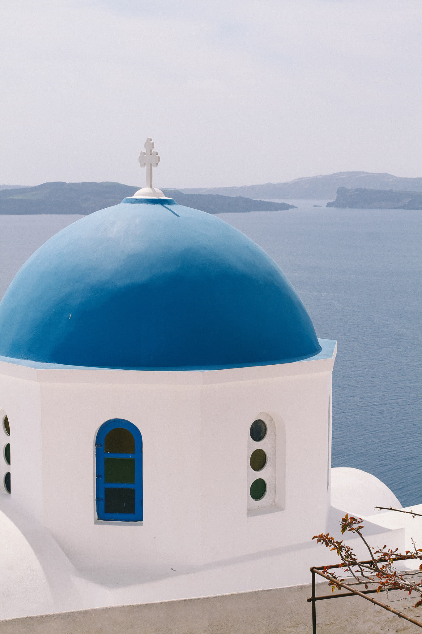 Santorini is made for relaxing in style. Here’s how to avoid the crowds, and things to do from morning strolls through Oia to sunning on a catamaran. Complete with a travel map and packing ideas!