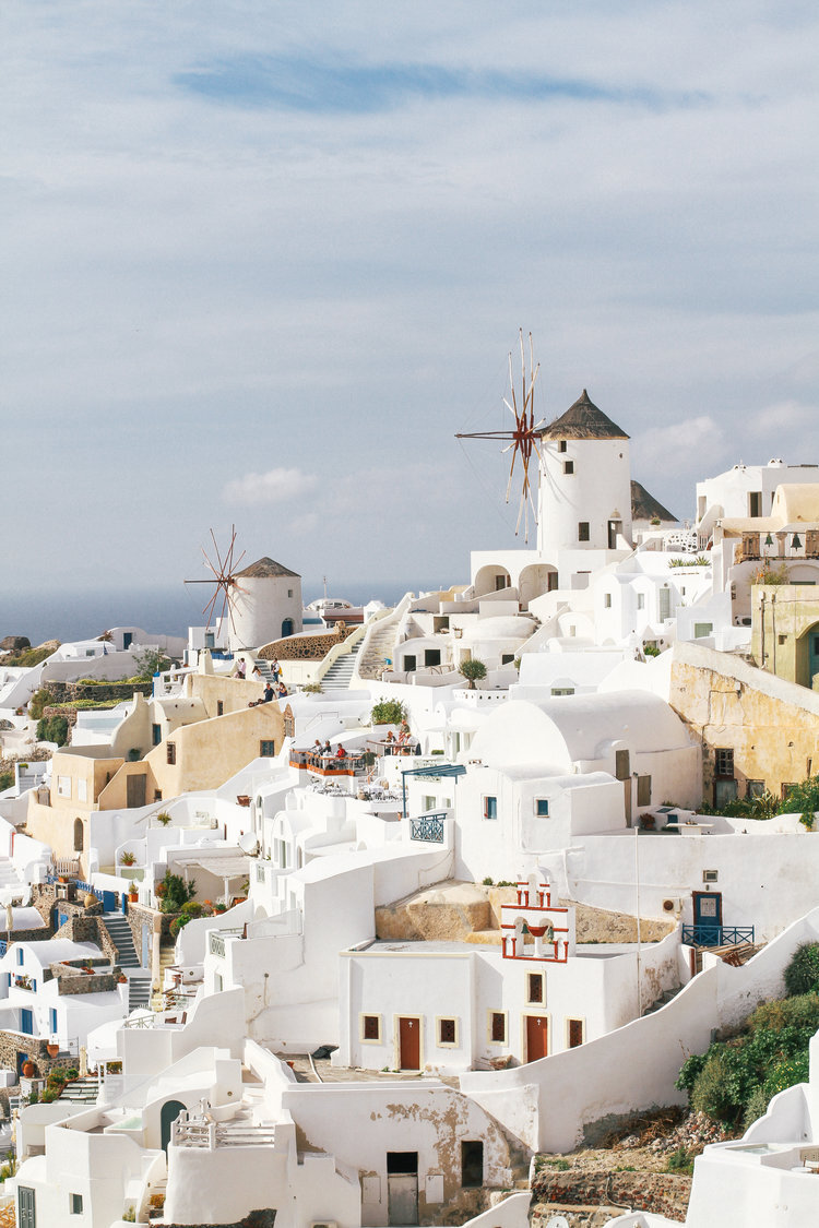 Santorini is made for relaxing in style. Here’s how to avoid the crowds, and things to do from morning strolls through Oia to sunning on a catamaran. Complete with a travel map and packing ideas!
