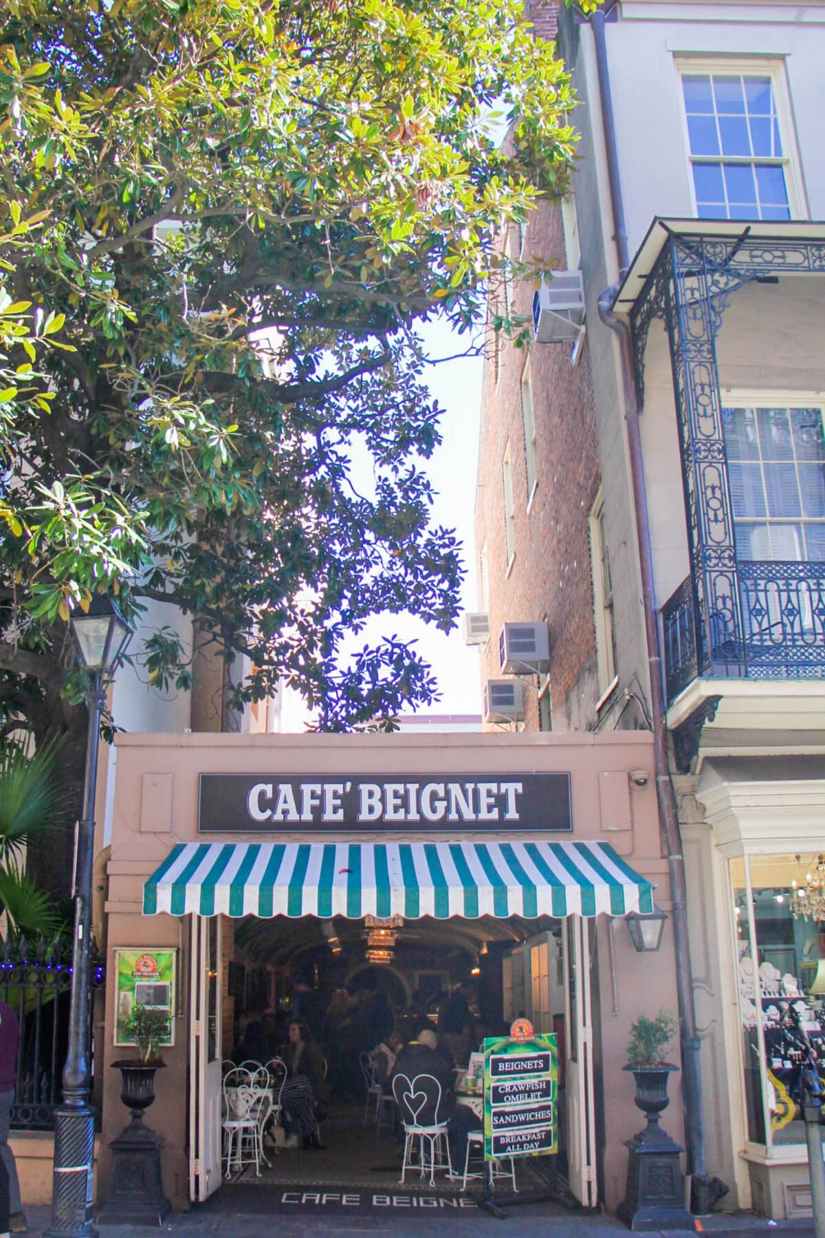 What to See (and Where to Eat) in New Orleans | A travel guide for things to do in the French Quarter, the Garden District and more. A charming boutique hotel, the best beignets, and live music. These are the NOLA restaurants and activities to add t…